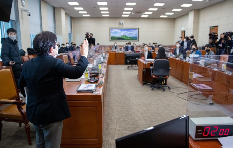 임이자 국회 환경노동위원회 국민의힘 간사가 11월 30일 오전 서울 여의도 국회에서 열린 환경노동위원회 고용노동법안심사소위원회에서 노란봉투법(노동조합법 2·3조 개정안) 우선 법안 상정을 두고 항의하고 있다. /뉴스1