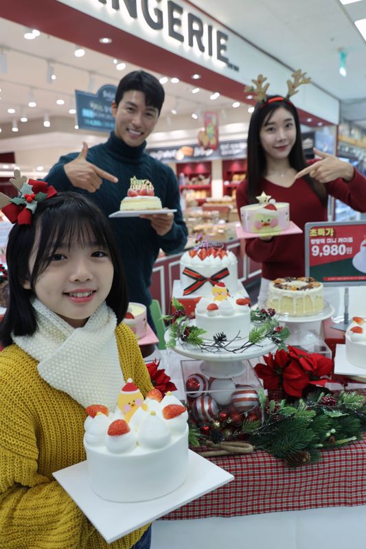 신세계푸드가 30일 서울 용산구 이마트 용산점에서 크리스마스 시즌을 앞두고 9880원 케이크 및 1만원대 합리적인 가격의 케이크를 출시했다. 홍보도우미들이 가성비 케이크를 선보이고 있다. 사진=서동일 기자