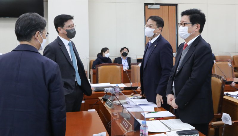 더불어민주당 유동수 의원(왼쪽부터)과 고용진 의원, 방기선 기획재정부 제1차관, 고광효 세제실장이 30일 서울 여의도 국회에서 열릴 예정인 기획재정위원회 조세소위원회의 시작을 기다리며 대화하고 있다. 2022.11.30/뉴스1 /