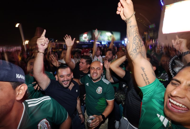 2022 카타르 월드컵 개막을 하루 앞둔 19일(현지시간) 카타르 도하 알 비다 파크에서 열린 'FIFA 팬 페스티벌' 개막행사를 찾은 멕시코 축구팬들이 축제를 즐기고 있다. 2022.11.20/뉴스1 ⓒ News1 이동해 기자