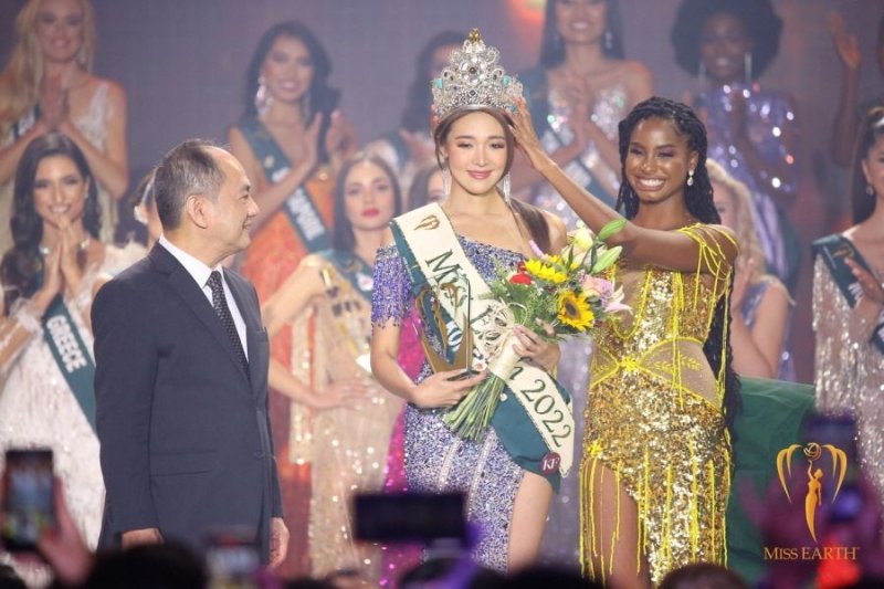 최미나수가 ‘미스 어스(Miss Earth) 2022′에서 우승 왕관을 차지하는 모습. Miss Earth 페이스북
