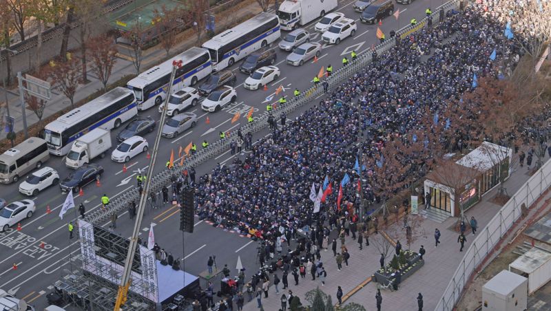 11월 30일 서울시청 앞에서 총파업 출정식을 갖고 있는 서울교통공사노동조합원. /사진=김범석 기자