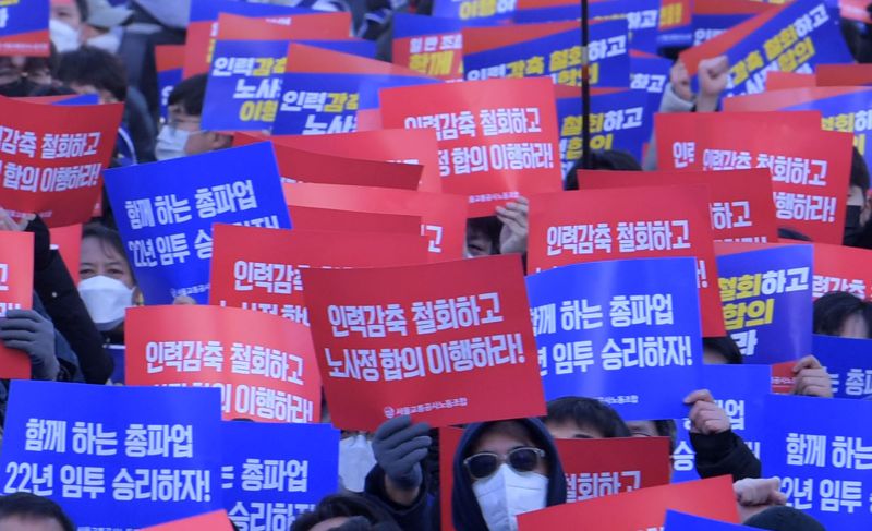 서울교통공사노동조합원들이 11월30일 서울시청 앞에서 서울교통공사노조 총파업 출정식을 갖고 인력감축 철회, 노사정 합의 이행 등을 촉구하고 있다.서울 지하철 1~8호선의 운영을 맡고 있는 서울교통공사의 노동조합은 회사의 인력감축안 등에 반대해 이날부터 총파업에 돌입한다. 서울 지하철 노동자들의 총파업은 '성과연봉제 반대'를 내세웠던 2016년 이후 6년 만이다. 사진=김범석 기자