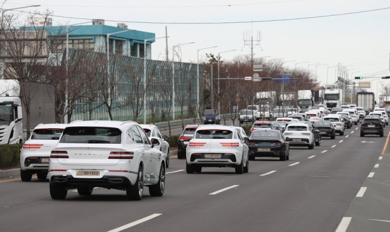 [사진톡톡] 현대차, 오늘도 '로드 탁송' (출처=연합뉴스)