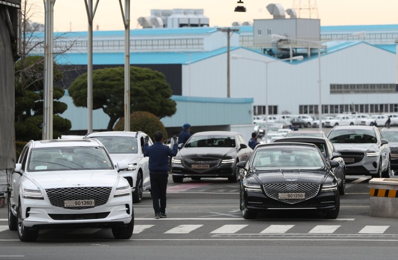 [사진톡톡] 현대차, 오늘도 '로드 탁송' (출처=연합뉴스)