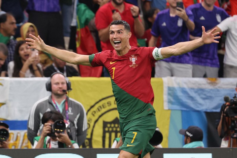 28일 오후(현지시간) 카타르 루사일 스타디움에서 열린 2022 카타르 월드컵 조별리그 H조 2차전 포르투갈과 우루과이의 경기에서 포르투갈 호날두가 브루노 페르난데스의 득점에 환호 하고 있다. 2022.11.29/뉴스1 ⓒ News1 이광호 기자