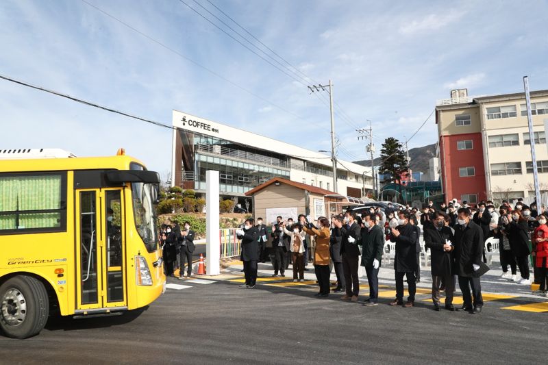 40년만에 학교 정문으로 다닐 수 있는 집입로가 개통되면서 첫 통학버스의가 학교 정문에 도착하자 울산 메아리학교 학생과 학부모, 마을 주민들이 손뼉치며 환영하고 있다. /사진=울산시교육청 제공