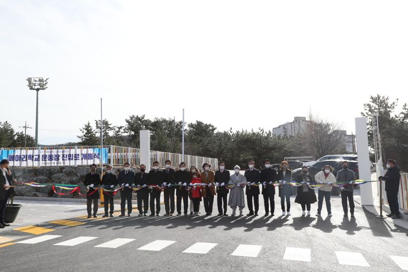 울산시교육청은 11월 30일 메아리학교 운동장에서 노옥희 울산시교육감, 홍성우 울산시의회 교육위원장, 박천동 울산북구청장, 관내 특수학교장 등이 참석한 가운데 ‘메아리학교 운동장 진입로 개통식’을 가졌다. /사진=울산시교육청 제공