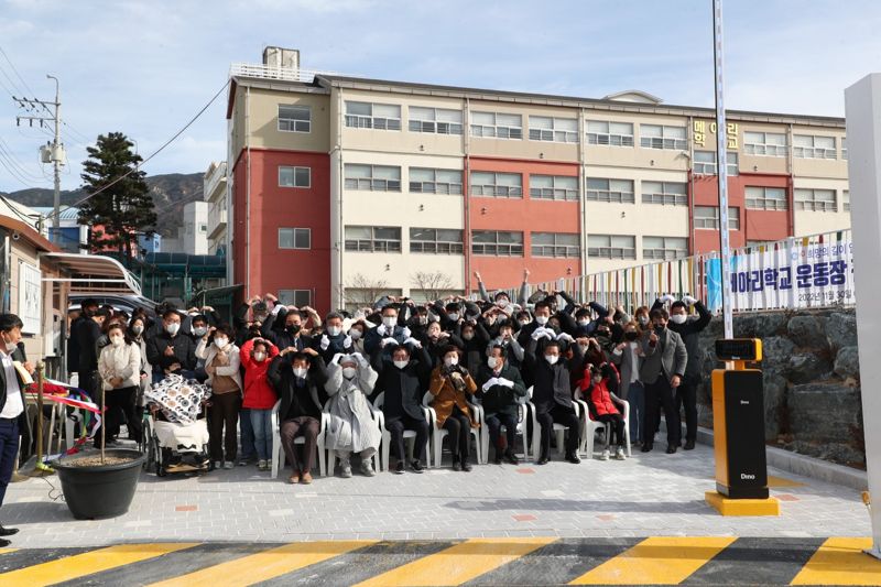 울산 메아리학교 정문 진입로 개통식에 참석한 학생과 학부모 등이 정문 진입로 개통을 축하하고 있다. /사진=울산시교육청 제공