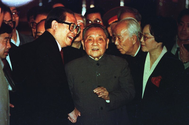 1992년 10월 19일 베이징 인민대회당에서 완리 전 중국 전국인민대표대회 상무위원장, 덩샤오핑의 딸 덩 룽(맨 오른쪽)이 지켜보는 가운데 88세였던 덩샤오핑(가운데)이 장쩌민 전 총서기(왼쪽)와 대화하고 있는 모습이다. 연합뉴스