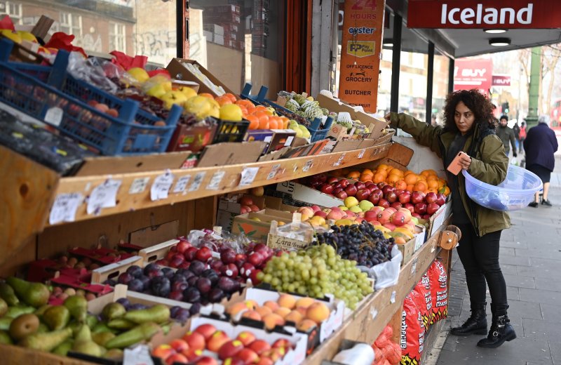 지난달 30일(현지시간) 영국 런던의 한 식료품점에서 소비자가 장을 보고 있다.EPA연합뉴스