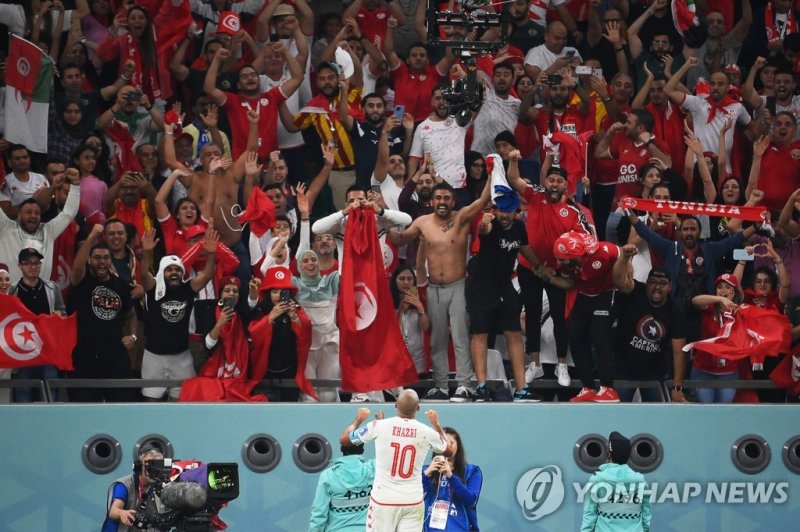 기뻐하는 튀니지 관중들 TOPSHOT - Tunisia's forward #10 Wahbi Khazri celebrates scoring his team's first goal during the Qatar 2022 World Cup Group D football match between Tunisia and France at the Education City Stadium in Al-Rayyan, west of Doha on November 30, 2022. (Photo by FRANCK FIFE / AFP)
