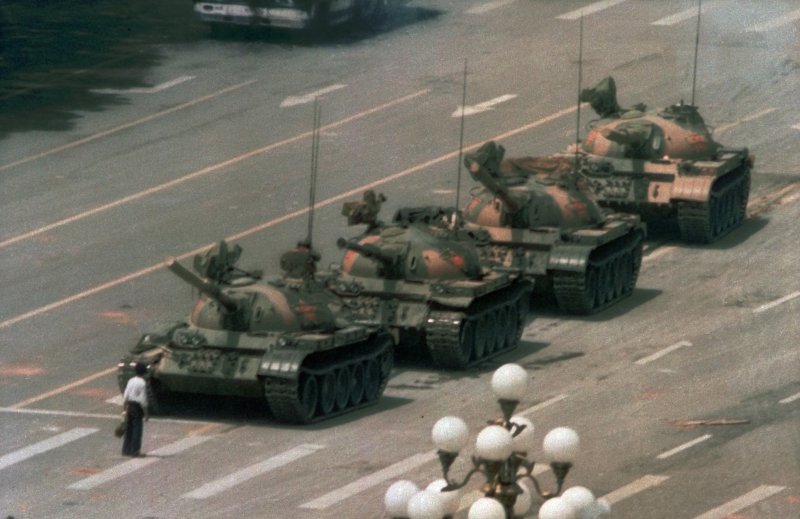 【베이징=AP/뉴시스】AP통신 사진기자 제프 와이드너가 찍은 사진으로, 지난 1989년 6월5일 중국 베이징(北京) 중심가 창안제(長安街)에서 한 남성이 맨몸으로 중국군 탱크들을 막아섰던 모습. 탱크맨이라는 별명이 생긴 이 남성은 '톈안먼 사태', 총칼을 향한 외로운 저항의 상징으로 전 세계적으로 널리 알려졌지만 정작 중국에서는 잘 알려져 있지 않다. 2019.06.03