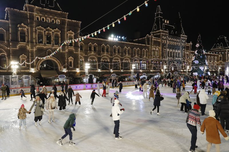 [모스크바=신화/뉴시스] 28일(현지시간) 러시아 모스크바의 붉은 광장에 마련된 굼(GUM) 아이스링크에서 시민들이 스케이트를 지치고 있다. 2022.11.29