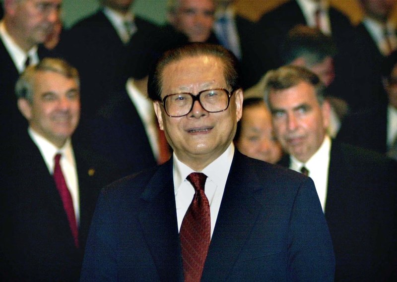 홍콩에서 열린 포춘 글로벌 포럼에 참석한 장쩌민 전 중국 국가주석이 기업 임원들과 회의 중 얼굴에 미소를 띄우고 있다. /뉴스1