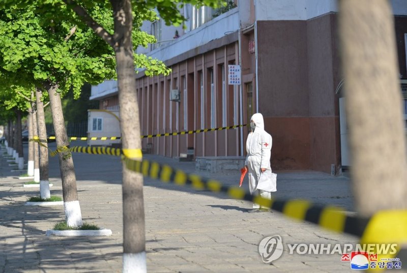 지난해 5월17일 평양 시내에서 행인의 통행을 차단하고 있는 방역 요원의 모습.연합뉴스