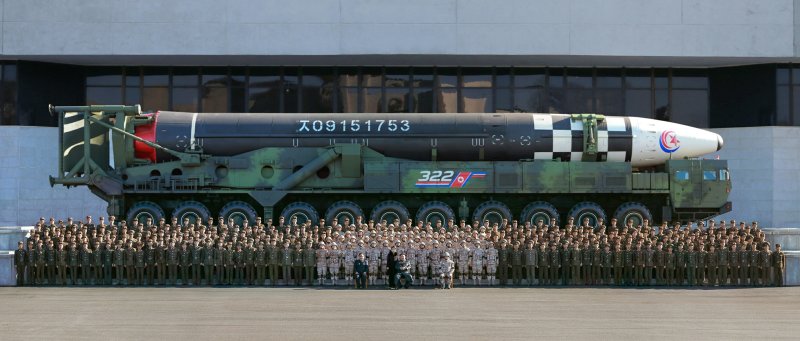 김정은 북한 노동당 총비서가 신형 대륙간탄도미사일(ICBM) '화성-17형' 시험발사 성공에 기여한 공로자들과 기념사진을 찍는 모습. 사진=노동신문 캡처