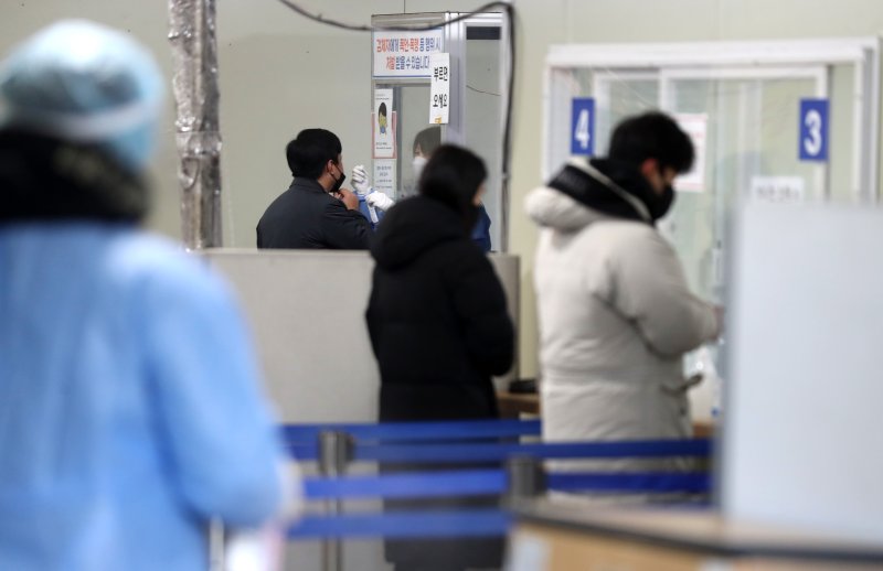 서울 송파구보건소에 마련된 신종 코로나바이러스 감염증(코로나19) 선별진료소에서 시민들이 PCR검사를 받기 위해 차례를 기다리고 있다./뉴스1 ⓒ News1 구윤성 기자