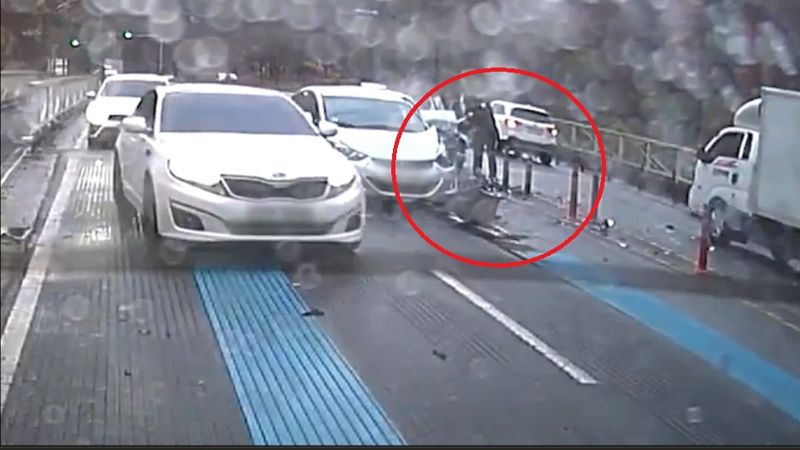 지난달 29일 오전 8시께 최우영 소방관이 경남 양산시 북부동 한 도로에서 교통사고 차량을 발견하고 쓰러진 운전자를 구조하고 있다. /사진=소방청 제공