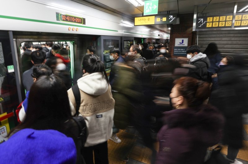 [사진톡톡] 지하철 정상운행, 평소와 같은 출근길 (출처=연합뉴스)