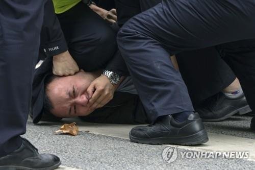 중국 공안에 제압당하는 '제로 코로나' 항의시위 참가자 [AP 연합뉴스 자료사진. 재판매 및 DB 금지]