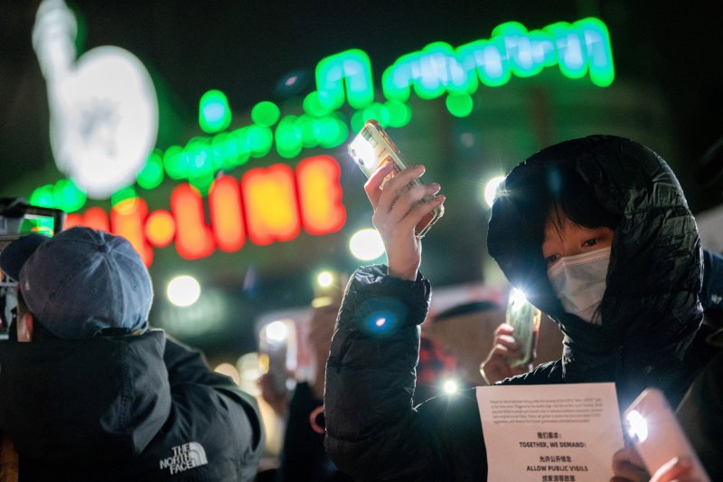 29일 미국 뉴욕 주재 중국 영사관 인근에서 '제로 코로나'에 반대하는 시위가 열렸다. 2022.11.29 ⓒ 로이터=뉴스1 ⓒ News1 김정률 기자