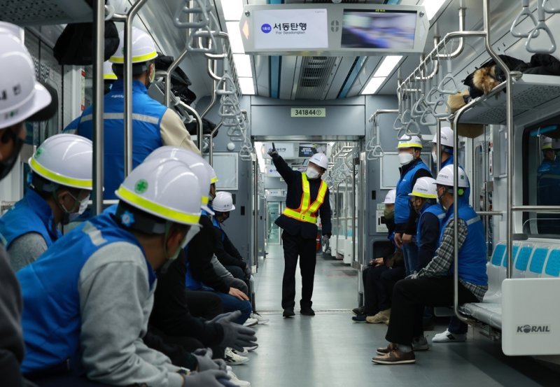 [사진톡톡] 철도노조 파업, 교육받는 대체인력 (출처=연합뉴스)