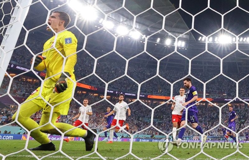 아르헨티나 리오넬 메시의 페널티킥을 막아내는 폴란드의 보이치에흐 슈쳉스니. 사진=연합뉴스