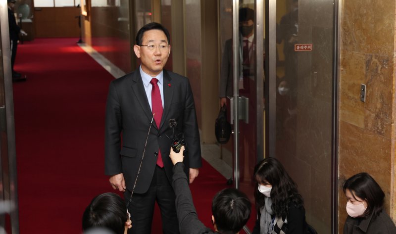 국민의힘 주호영 원내대표가 1일 오전 국회의장 주재 여야 원내대표 회동을 마치고 서울 여의도 국회 의장실에서 나와 기자들의 질문에 답하고 있다. 2022.12.1 연합뉴스