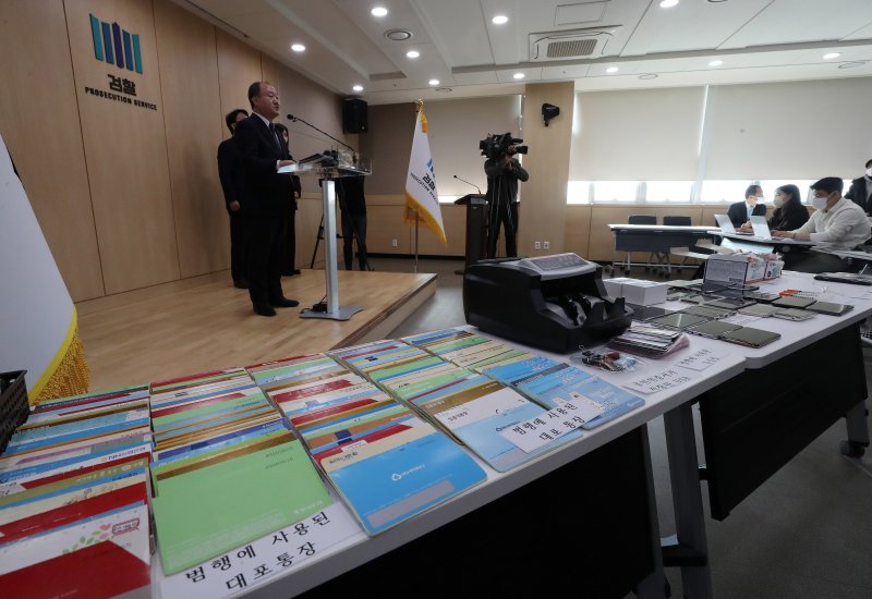 김호삼 보이스피싱 범죄 정부합동수사단 단장이 1일 오전 송파구 서울동부지방검찰청에서 조직폭력배와 마약사범이 연루된 보이스피싱 조직 수사결과를 발표하며 법죄에 사용된 압수품을 공개하고 있다./사진=뉴스1