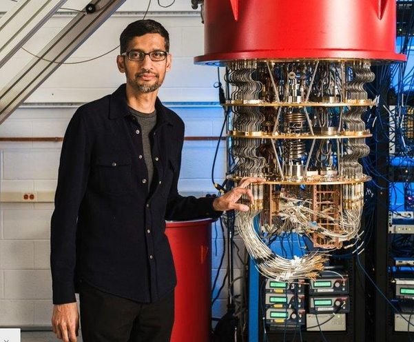 선다 피차이 구글 최고경영자(CEO)가 자사가 개발한 양자컴퓨터를 소개하고 있다 [사진=구글] *재판매 및 DB 금지