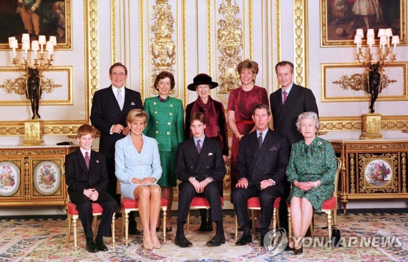 영국 왕실 가족사진. 뒷줄 왼쪽 두번째가 수전 허시 FILE - The Royal Family in the White drawing room of Windsor Castle, on the day of Prince William's Confirmation, March 9, 1997. From left front, Britain's Prince Harry, Princess Diana, Prince William, Prince Charles and Queen Elizabeth II; from left top, King Constantin