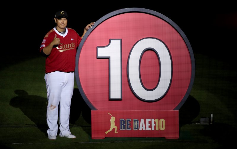 롯데 자이언츠 이대호가 8일 부산 동래구 사직야구장에서 열린 프로야구 '2022 신한은행 SOL KBO리그' LG 트윈스와의 경기 후 영구결번식에서 기념사진을 찍고 있다. 2022.10.8/뉴스1 ⓒ News1 김영훈 기자