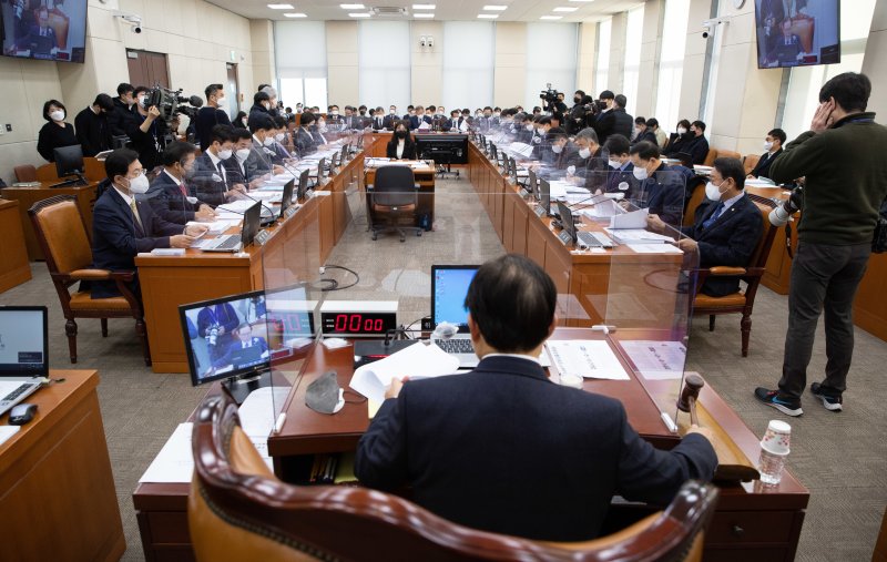 이채익 국회 행정안전위원회 위원장이 1일 오전 서울 여의도 국회에서 열린 행정안전위원회 전체회의에서 의사봉을 두드리고 있다. 2022.12.1/뉴스1 ⓒ News1 이재명 기자 /사진=뉴스1