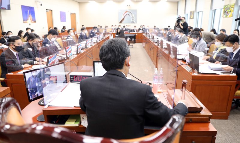 [서울=뉴시스] 전진환 기자 = 정청래 위원장이 1일 오후 서울 여의도 국회에서 열린 과학기술정보방송통신위원회 전체회의에서 의사봉을 두드리고 있다. 2022.12.01. amin2@newsis.com