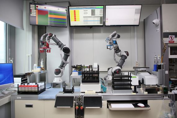 한국에너지기술연구원이 새로 개발한 자동화 로봇 시스템이 촉매 성능 평가를 하고 있다. 에너지기술연구원 제공