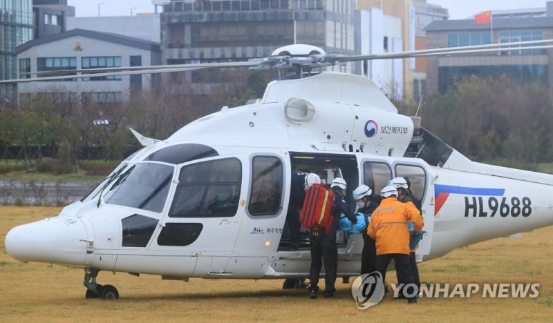 제주 '닥터헬기' 출범 제주 '닥터헬기' 출범 (제주=연합뉴스) 박지호 기자 = 29일 오전 제주시 시민복지타운 광장에서 열린 국내 8번째 응급의료 전용헬기(닥터헬기) 출범식에서 관계자들이 응급환자 이송을 시연하고 있다. 닥터헬기 운항은 오는 12월 1일부터 시작한다. 첨단 의료장비를 구비하고 전문 의료진을 태운 닥터헬기는 헬기 내에서 응급실과 동일한 응급처치를 할 수 있어 '날아다니는 응급실'로도 불린다. 2022.11.29 jihopark@yna.co.kr (끝)