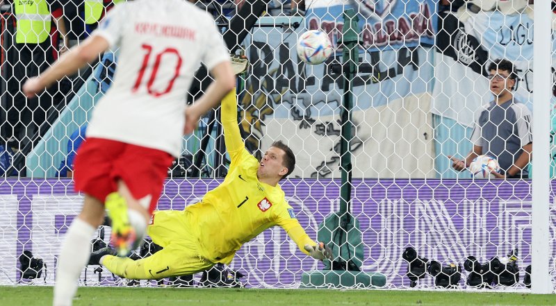 폴란드 골키퍼 슈체스니가 30일 저녁(현지시간) 카타르 도하 스타디움974에서 열린 2022카타르 월드컵 조별리그 C조 3차전 폴란드와 아르헨티나의 경기 전반전에서 아르헨티나 리오넬 메시의 페널티킥을 선방하고 있다. 2022.12.1/뉴스1 ⓒ News1 이동해 기자