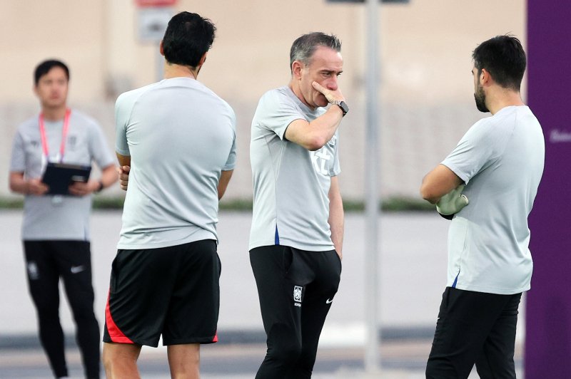 파울루 벤투 대한민국 축구대표팀 감독이 30일 오후(현지시간) 카타르 도하 알에글라 트레이닝센터에서 코치진과 대화를 나누고 있다. 벤투 감독은 가나전 경기에서 레드카드를 받으며 다가오는 포르투갈전 벤치에 앉을 수 없다. 2022.11.30/뉴스1 ⓒ News1 이동해 기자