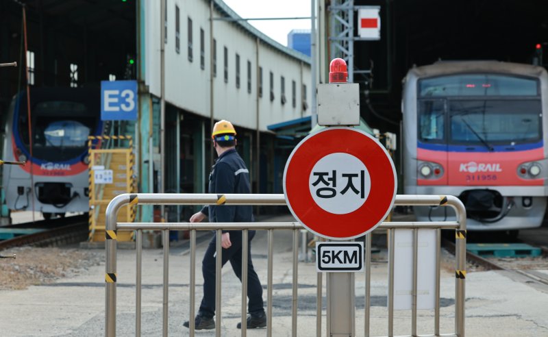 2일로 예고된 철도노조 파업을 앞두고 1일 서울 구로차량사업소 정비고에 코레일이 운용하는 수도권 전철 전동차량이 입고돼 있다. 연합뉴스