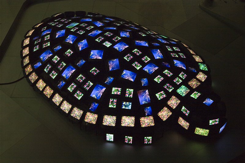 최근 울산시립미술관에서 백남준의 대표작 중 하나인 '거북'(1993년작)을 비롯한 3점의 작품 수집에 성공, 국내 미술관에서도 그의 대형 비디오 조각 작품을 만날 수 있게 됐다.