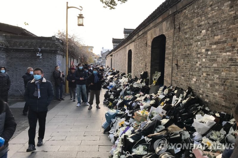 고 장쩌민 전 중국 국가주석 추모 Flower bouquets placed by mourners are seen outside the old home of former Chinese leader Jiang Zemin, who passed away on November 30, in Yangzhou on December 1, 2022. - Former Chinese leader Jiang Zemin died on November 30 at the age of 96, state media reported, hailing him as a 