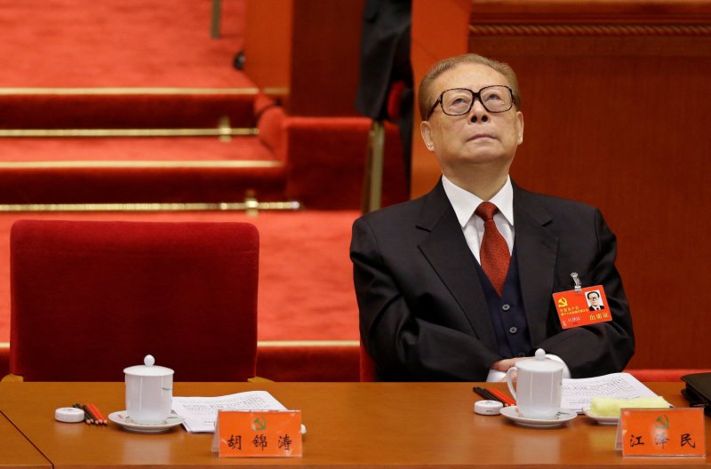 중국 베이징 인민대회당에서 열린 제18차 중국공산당 전국대표대회에서 후진타오 당시 국가주석의 연설을 듣고 있던 장쩌민 전 국가주석이 고개를 들어 천장을 응시하고 있다. 2012.11.08 ⓒ 로이터=뉴스1 ⓒ News1 권진영 기자
