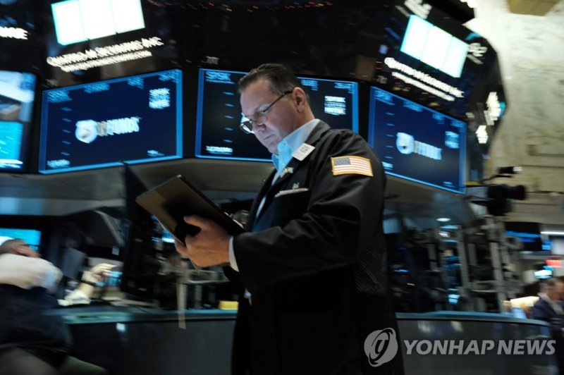 NYSE 입회장에 트레이더의 모습 NEW YORK, NEW YORK - NOVEMBER 29: Traders work on the floor of the New York Stock Exchange (NYSE) on November 29, 2022 in New York City. Stocks continue to be volatile as investors grow increasingly concerned about the Covid lockdown policies in China which are leading to protests