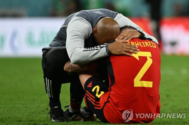 조별리그 탈락 후 아쉬워하는 앙리 벨기에 코치(왼쪽)와 알데르베이럴트 (연합뉴스)℉