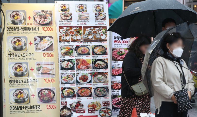 10일 서울 중구 명동 음식점 거리에서 시민들이 지나가고 있다. 2022.10.10/뉴스1 ⓒ News1 임세영 기자