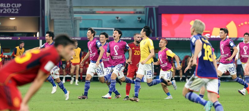 1일(현지시간) 저녁 카타르 도하 칼리파 스타디움에서 열린 2022 카타르 월드컵 조별리그 E조 3차전 스페인과 일본의 경기에서 2대1로 역전승을 거둔 일본 선수들이 환호하고 있다. 일본은 조 1위로 16강 티켓을 따냈다. 2022.12.2/뉴스1 ⓒ News1 이동해 기자