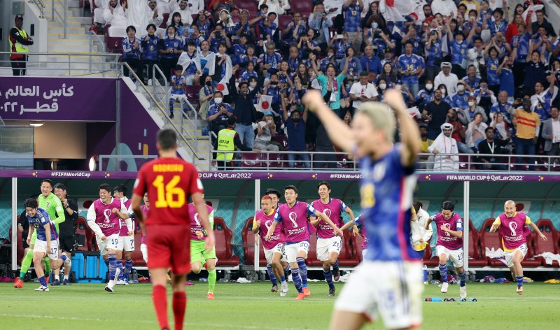 1일(현지시간) 저녁 카타르 도하 칼리파 스타디움에서 열린 2022 카타르 월드컵 조별리그 E조 3차전 스페인과 일본의 경기에서 2대1로 역전승을 거둔 일본 선수들이 환호하고 있다. 일본은 조 1위로 16강 티켓을 따냈다. 2022.12.2/뉴스1 ⓒ News1 이동해 기자