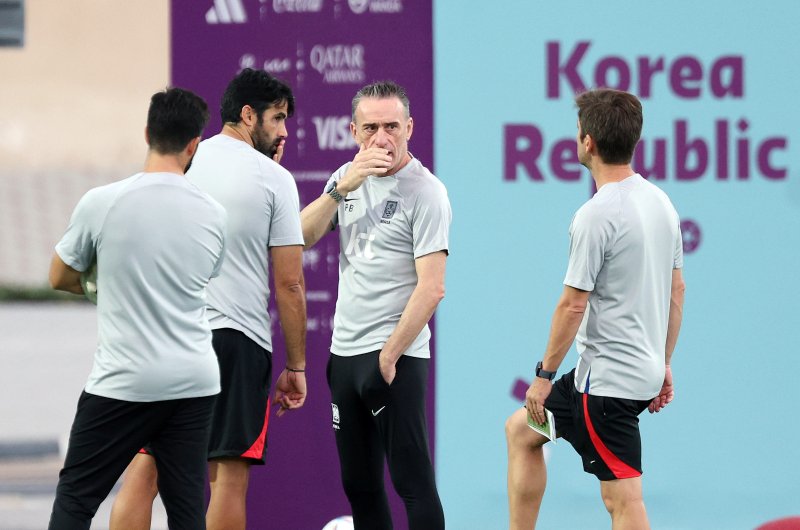 파울루 벤투 대한민국 축구대표팀 감독이 30일 오후(현지시간) 카타르 도하 알에글라 트레이닝센터에서 코치진과 대화를 나누고 있다. 벤투 감독은 가나전 경기에서 레드카드를 받으며 다가오는 포르투갈전 벤치에 앉을 수 없다. 2022.11.30/뉴스1 ⓒ News1 이동해 기자