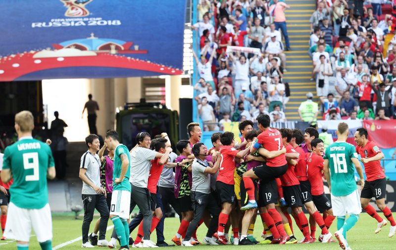대한민국 월드컵 축구대표팀 선수들이 27일 오후(현지시간) 러시아 카잔 아레나에서 열린 2018 러시아월드컵 F조 최종전 독일과의 경기에서 비디오 판독으로 김영권의 골이 선언되자 서로 얼싸 안은 채 기뻐하고 있다. 2018.6.27/뉴스1 ⓒ News1 오대일 기자